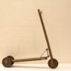 Vintage houten scooter tegen een neutrale achtergrond, perfect voor nostalgische liefhebbers van tweedehands spullen.