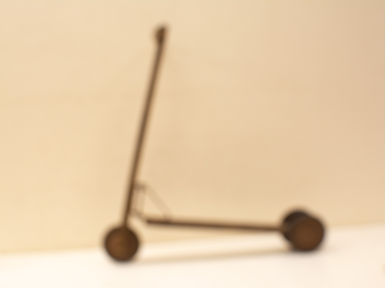 Droomachtige scooter tegen een neutrale achtergrond, perfect voor nostalgische herinneringen aan kindertijd.