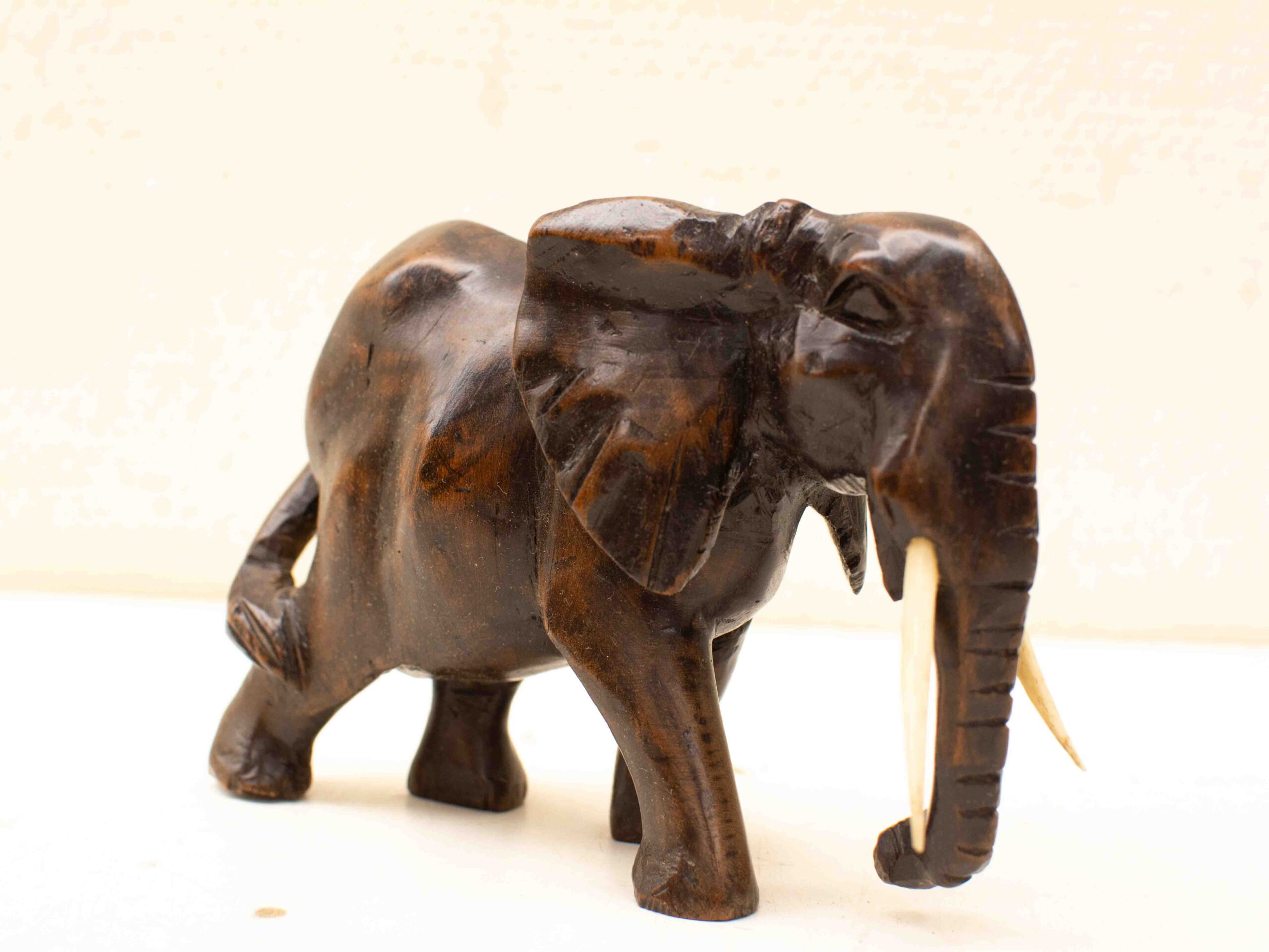 Houten beeldje van een olifant 37888