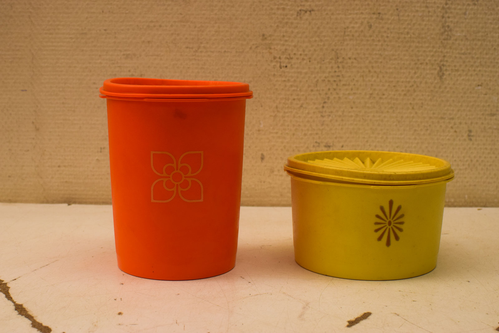2 stuks Tupperware bakjes  44609