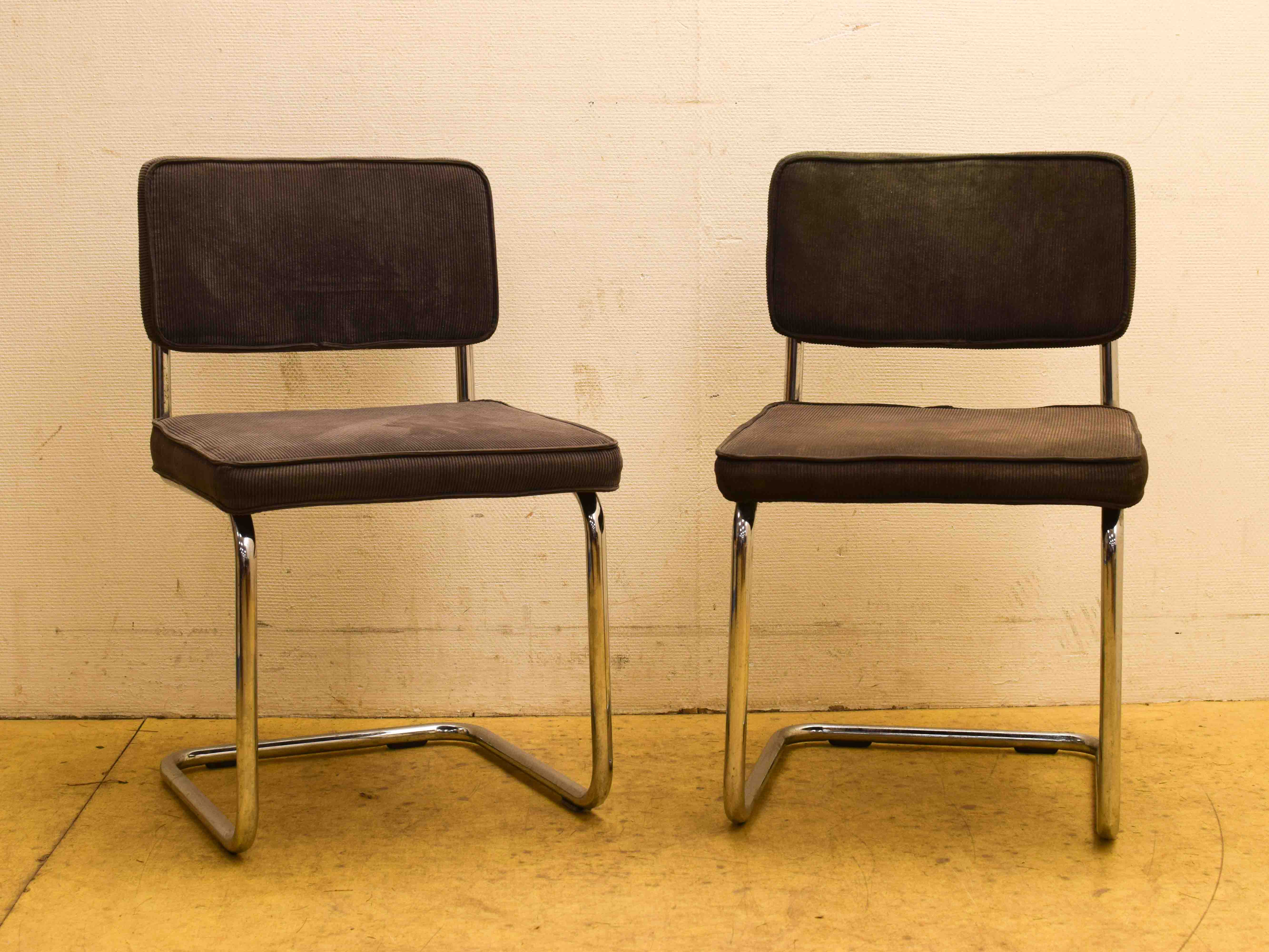 2 Stuks eetkamerstoelen  44846