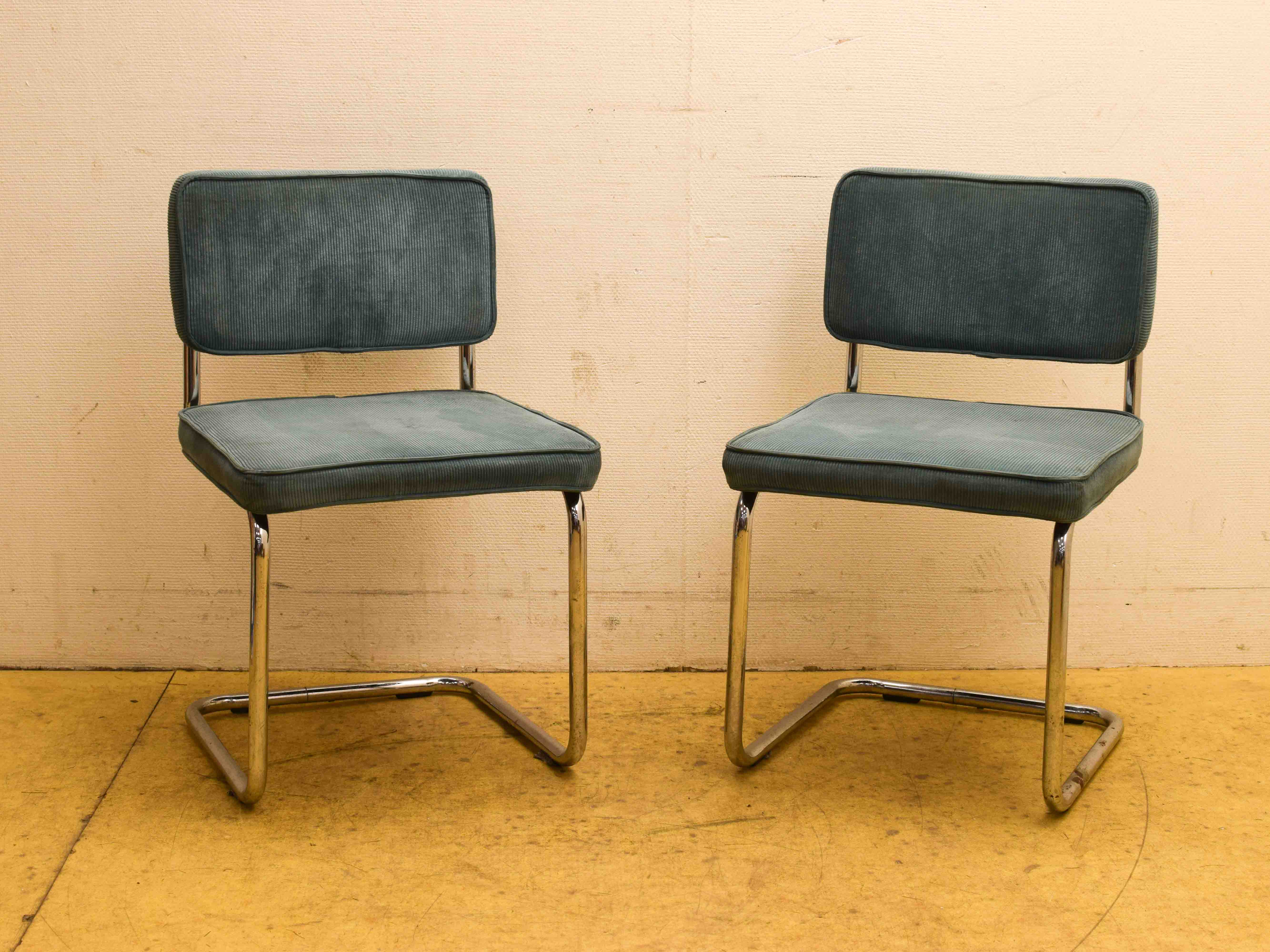 2 stuks eetkamerstoelen  44853