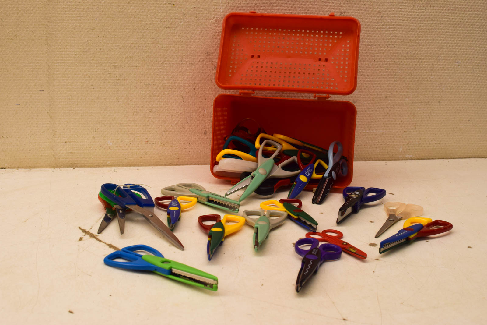 24 scharen in een plastic mandje 45117