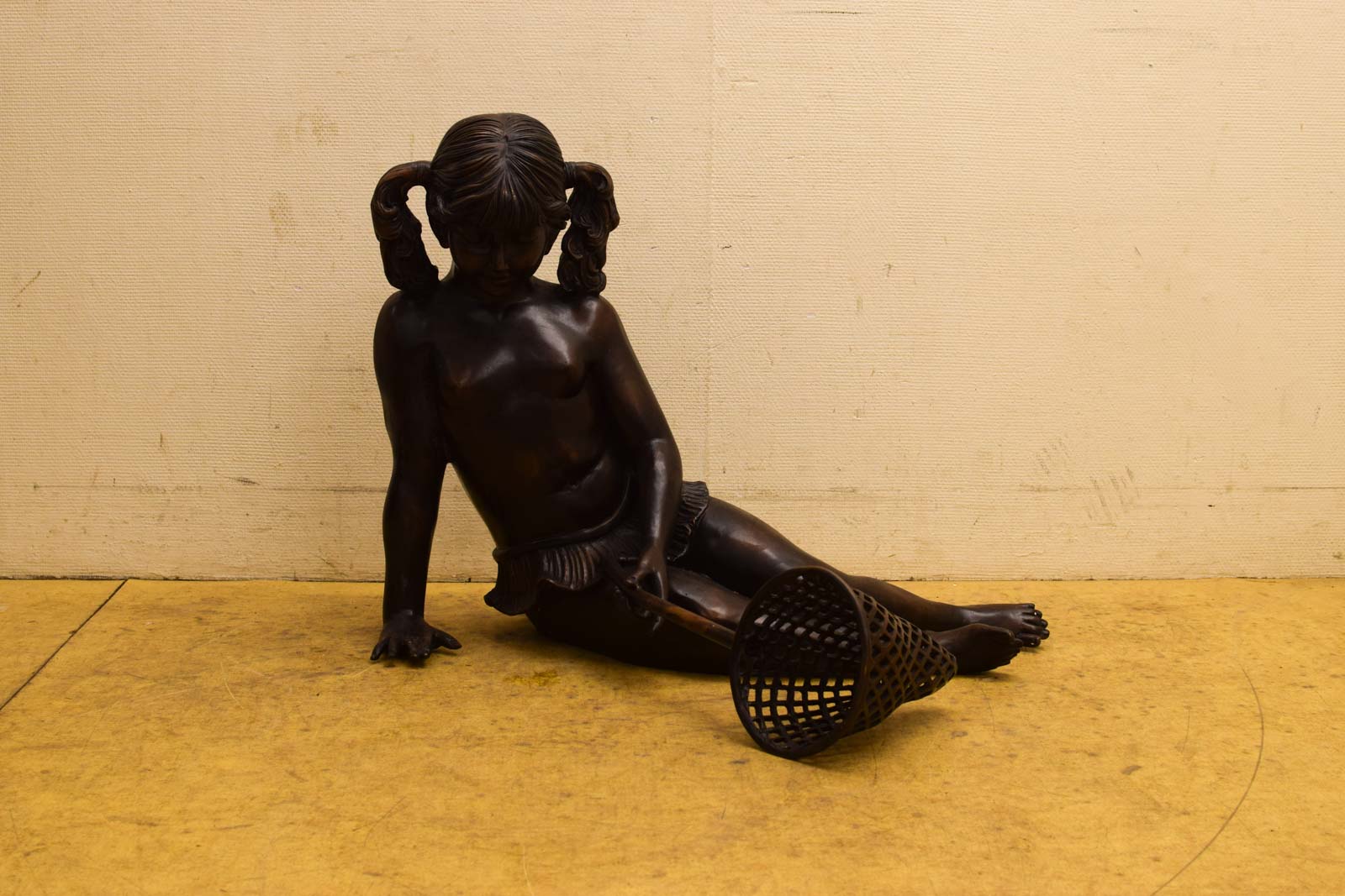 Bronzen fontein  van een zittende kind bij het water   45223