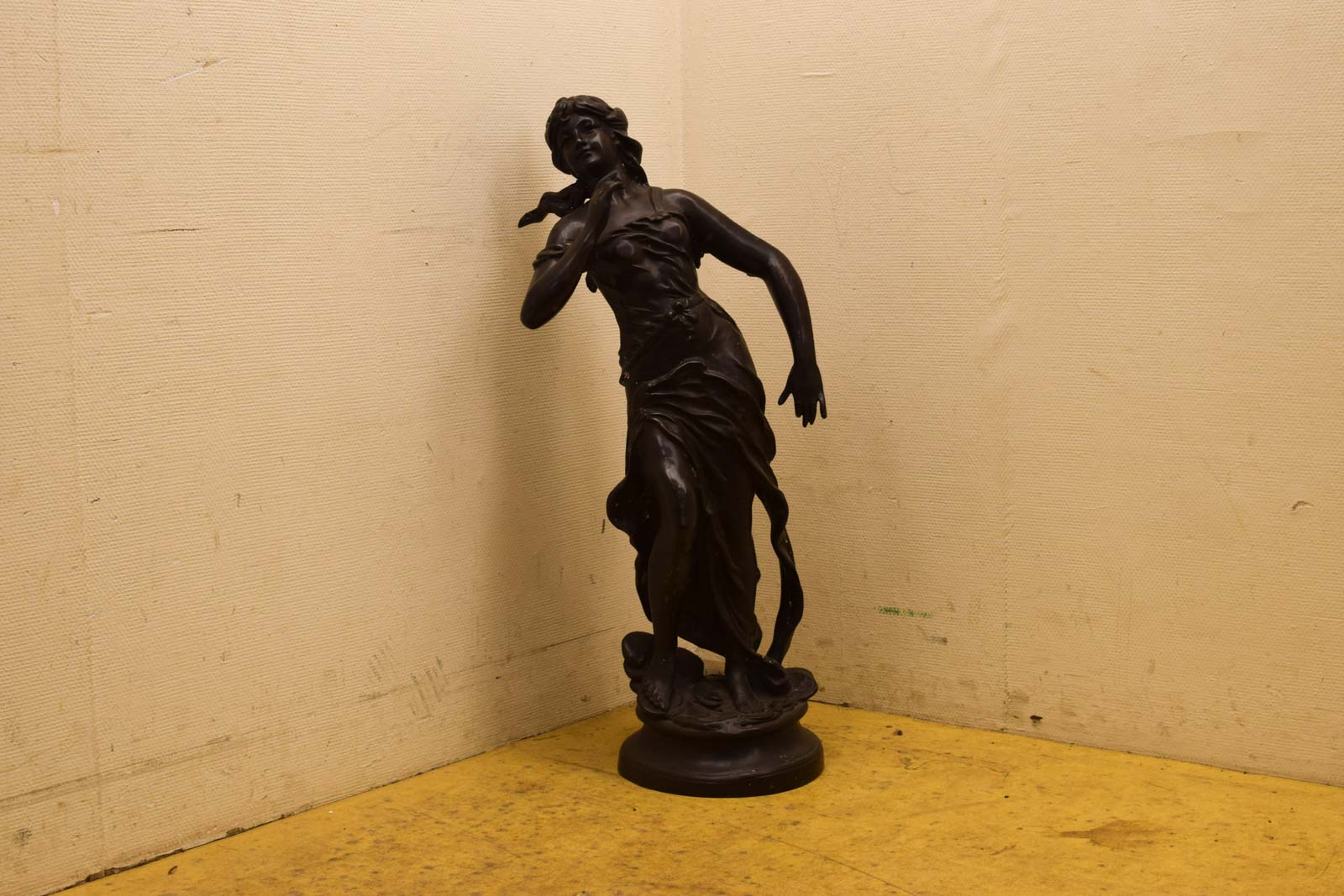 Bronzen beeld van een vrouw  45231
