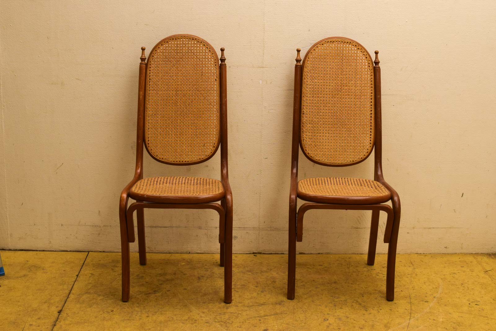 2 stuks houten stoelen  45241