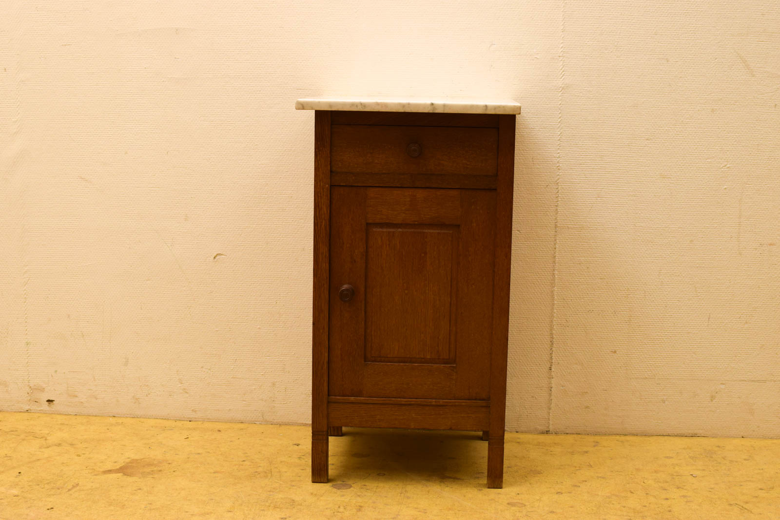 Houten nachtkastje met marmeren blad 45247