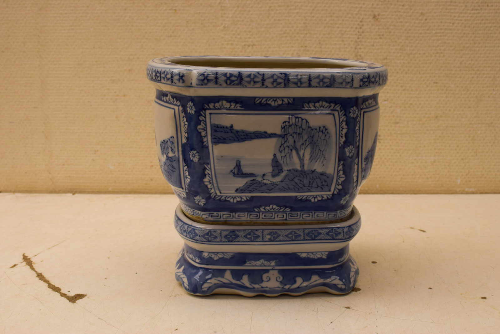 Porseleinen bloempot met tafeltje  45259