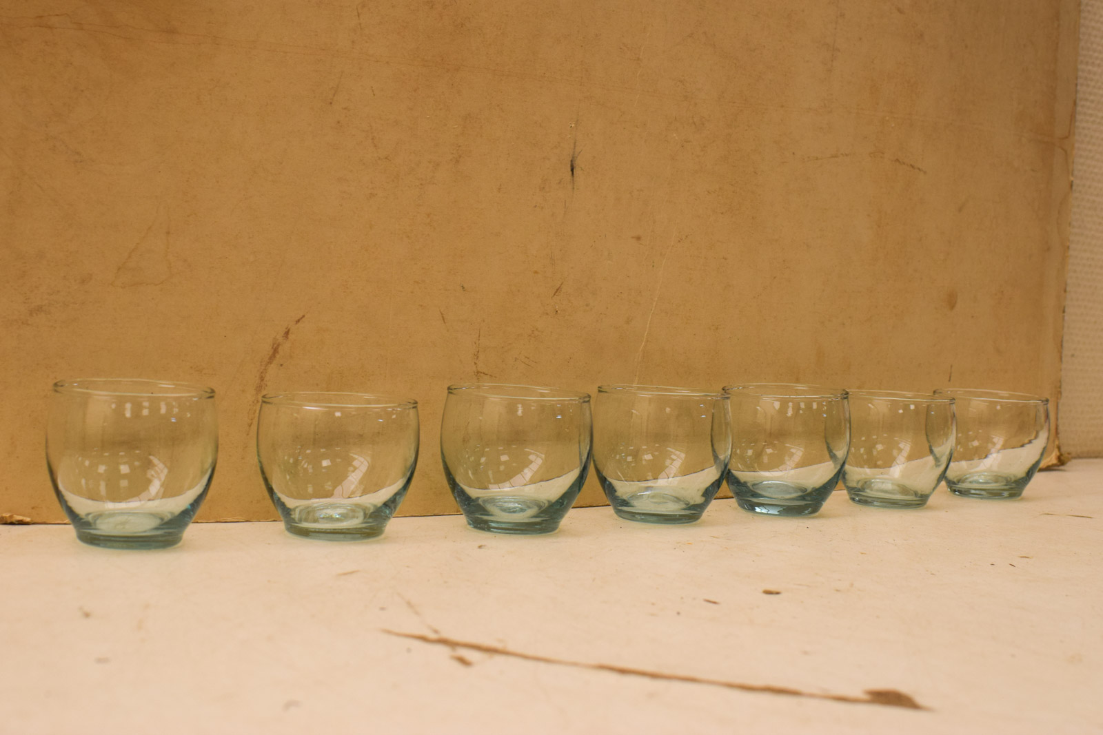 7 stuks wijnglazen met een groene gloed 45286
