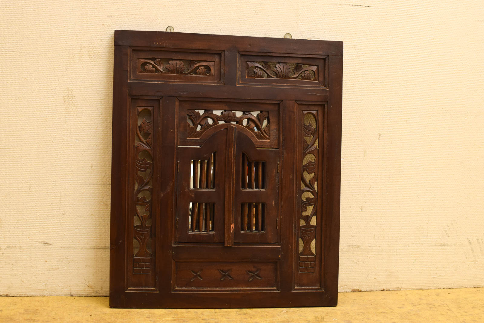 Houten Wandspiegel  de spiegel is achter het deurtje 45299