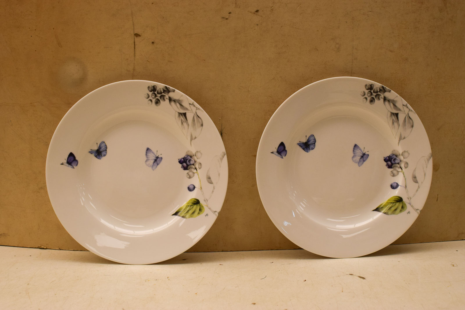 2 stuks Marjolein Boetiek  porseleinen borden  45303