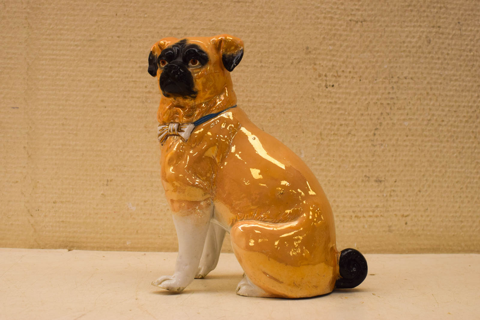 Porseleinen mopshond beeldje /Hoerenhond beeldje 45324