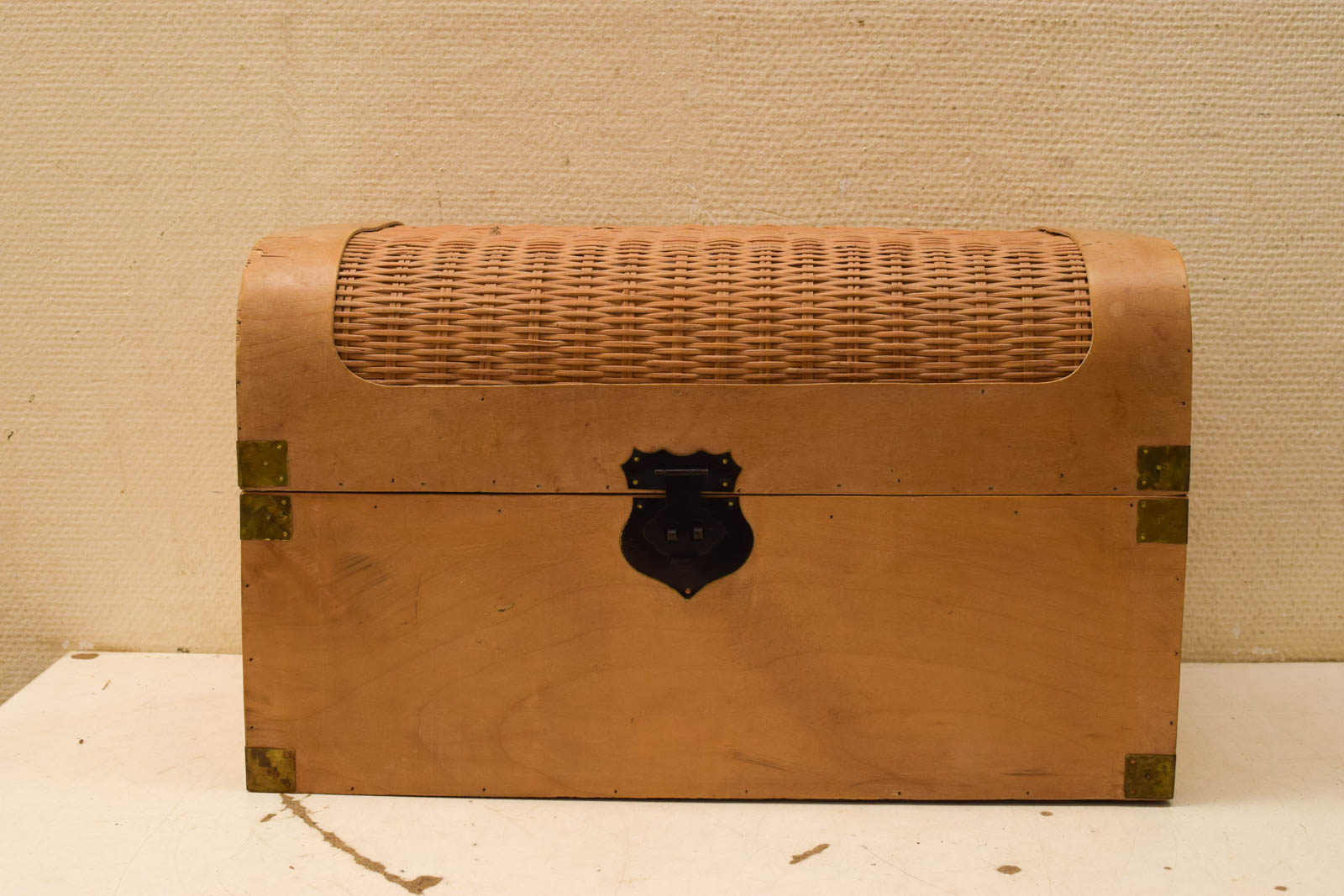 Houten kist op de deksel vlechtwerk  45369
