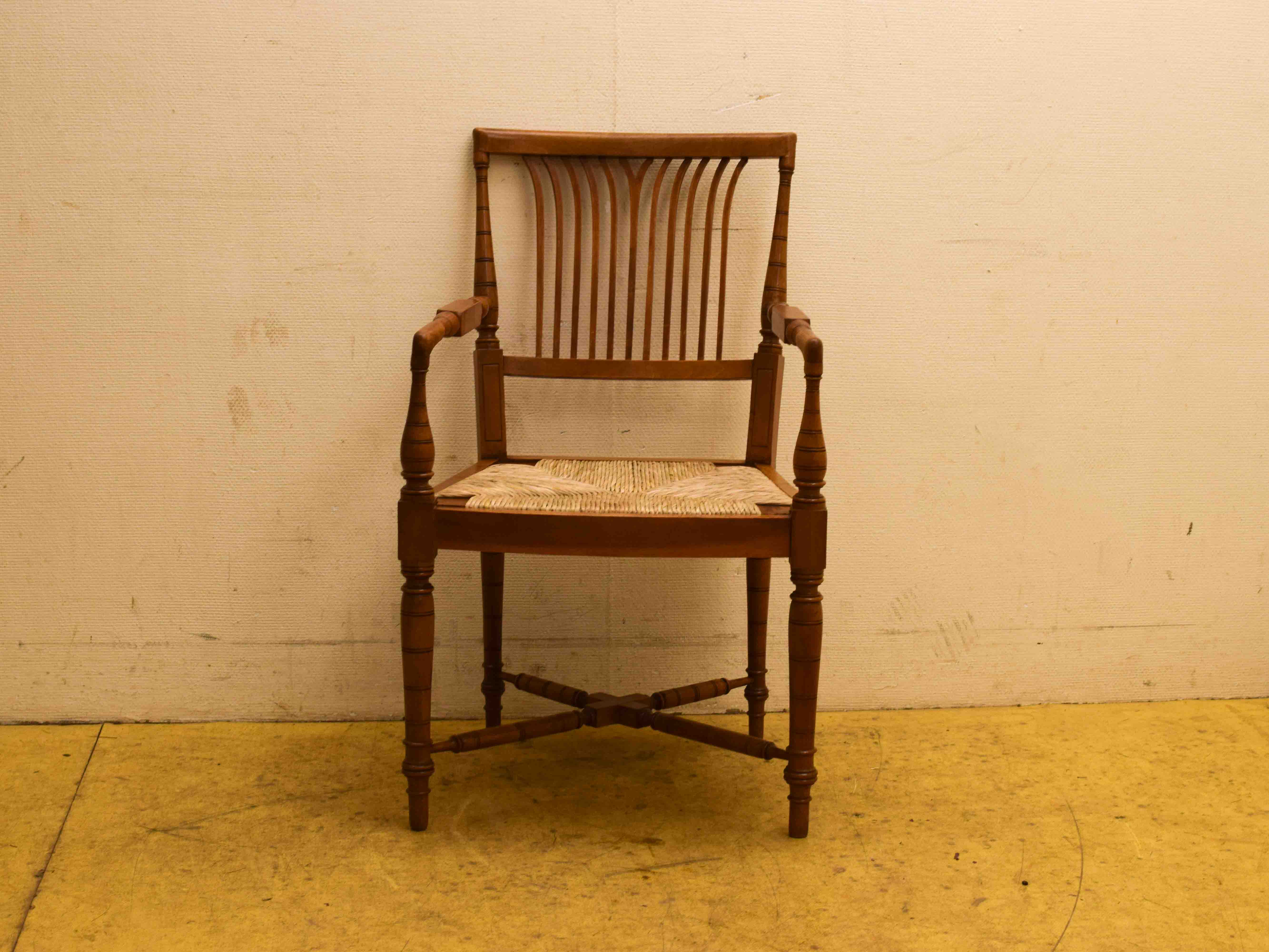 Houten stoel met armleuning  44863