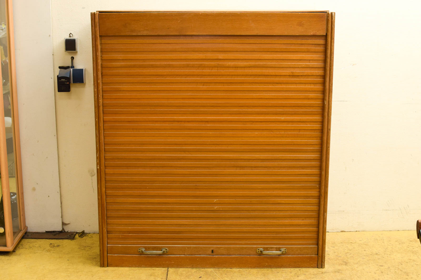 Houten vakkenkast met roldeur  45161