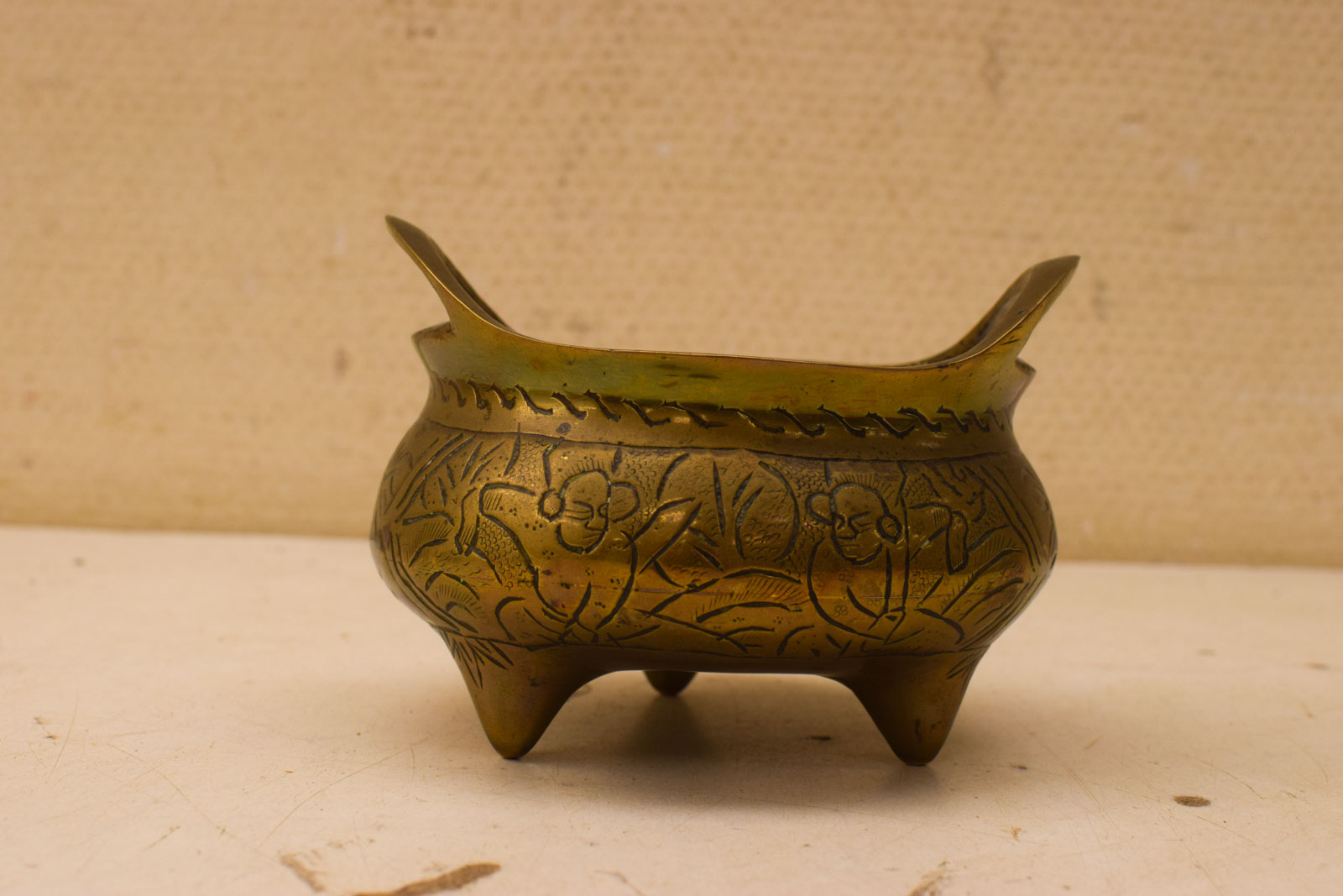 Chinese driepotige messing wierookbrander  45499