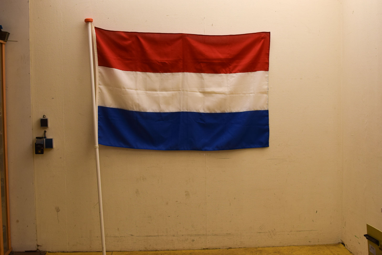 Nederlandse vlag met vlaggenstok de vlaggenstok is van plastic en is hoog 200 cm de vlag is breed 152 cm hoog 101 cm  45520