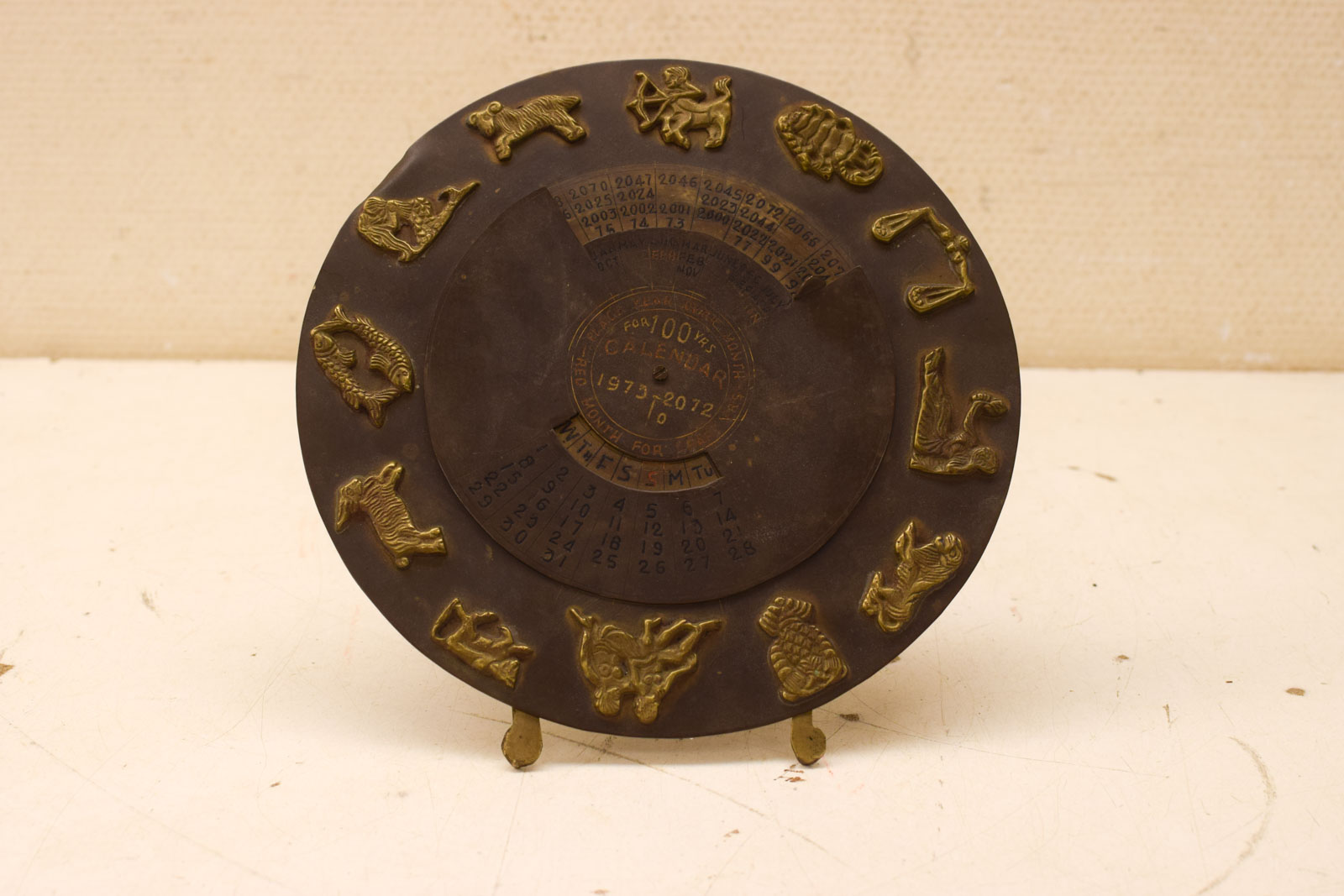 Messing ronde kalender op stander  45693