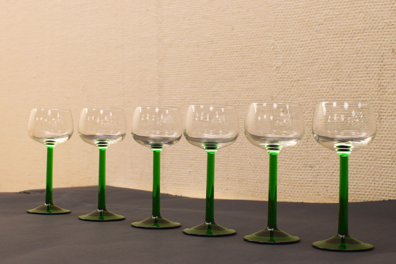 6 delig  Wijnglazen met groene voet  45709