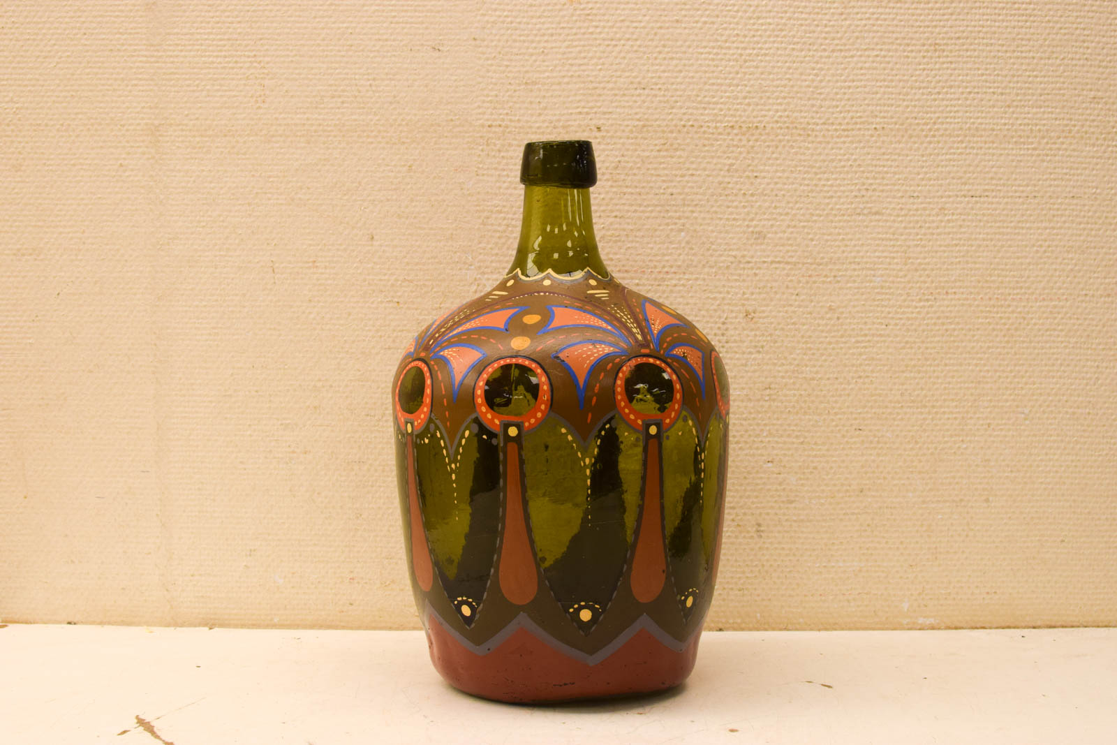 Glazen fles  is beschilderd  45723