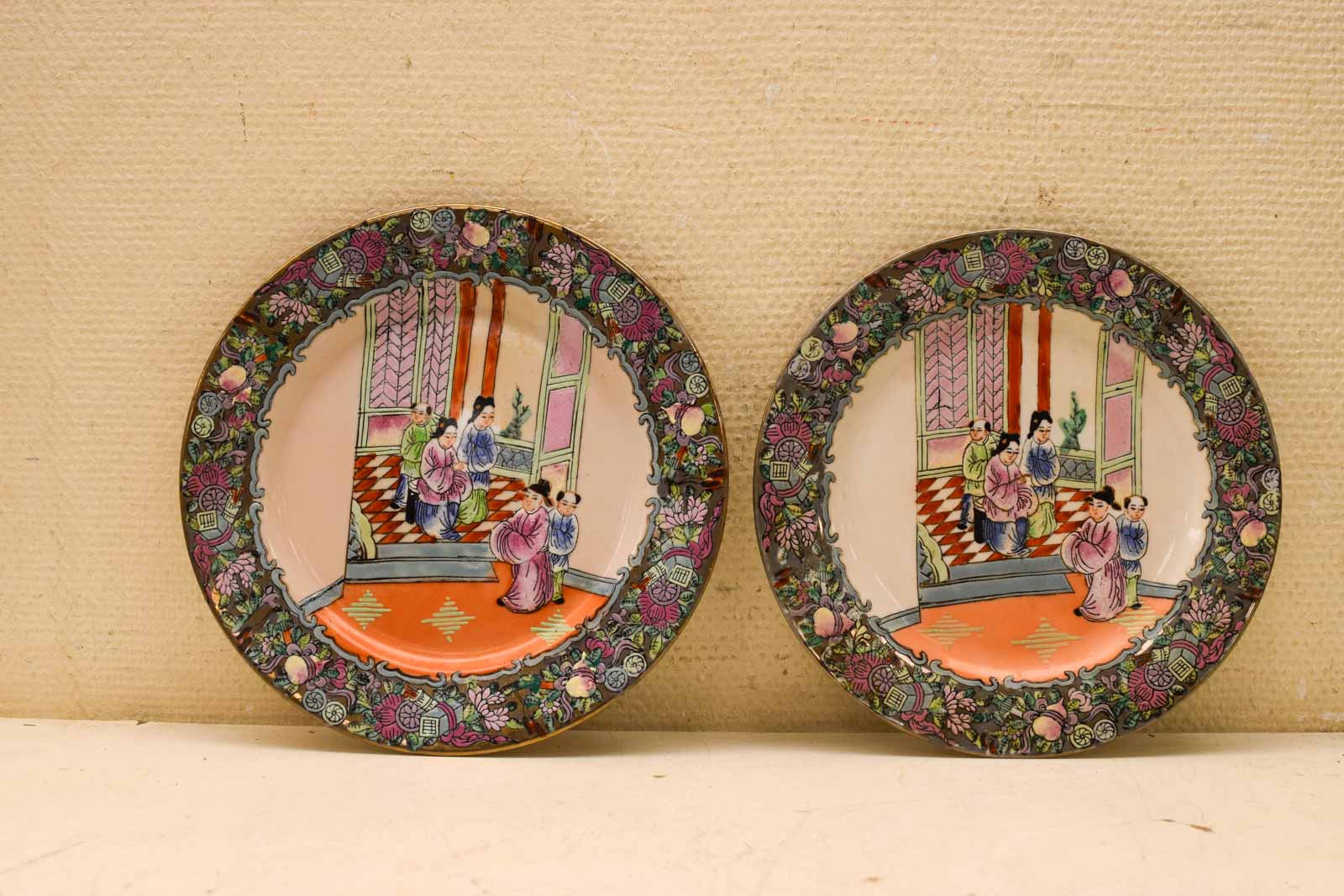 2 stuks porseleinen chinese b platte borden  45754