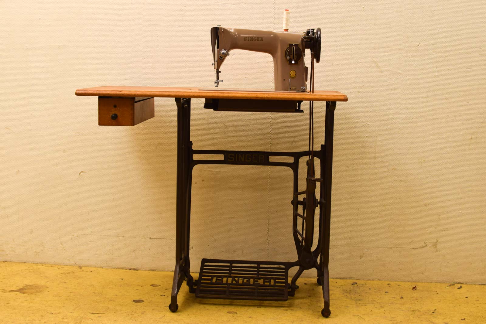 Singer Naaimachine met onderstel/tafel 45997