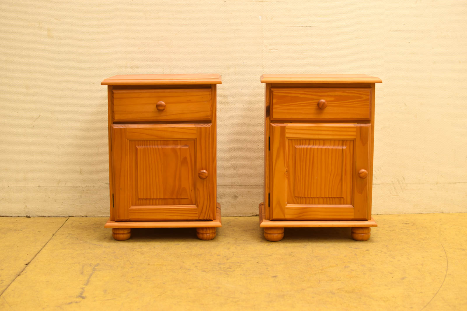 2 stuks Grenen  Nachtkastjes  46226