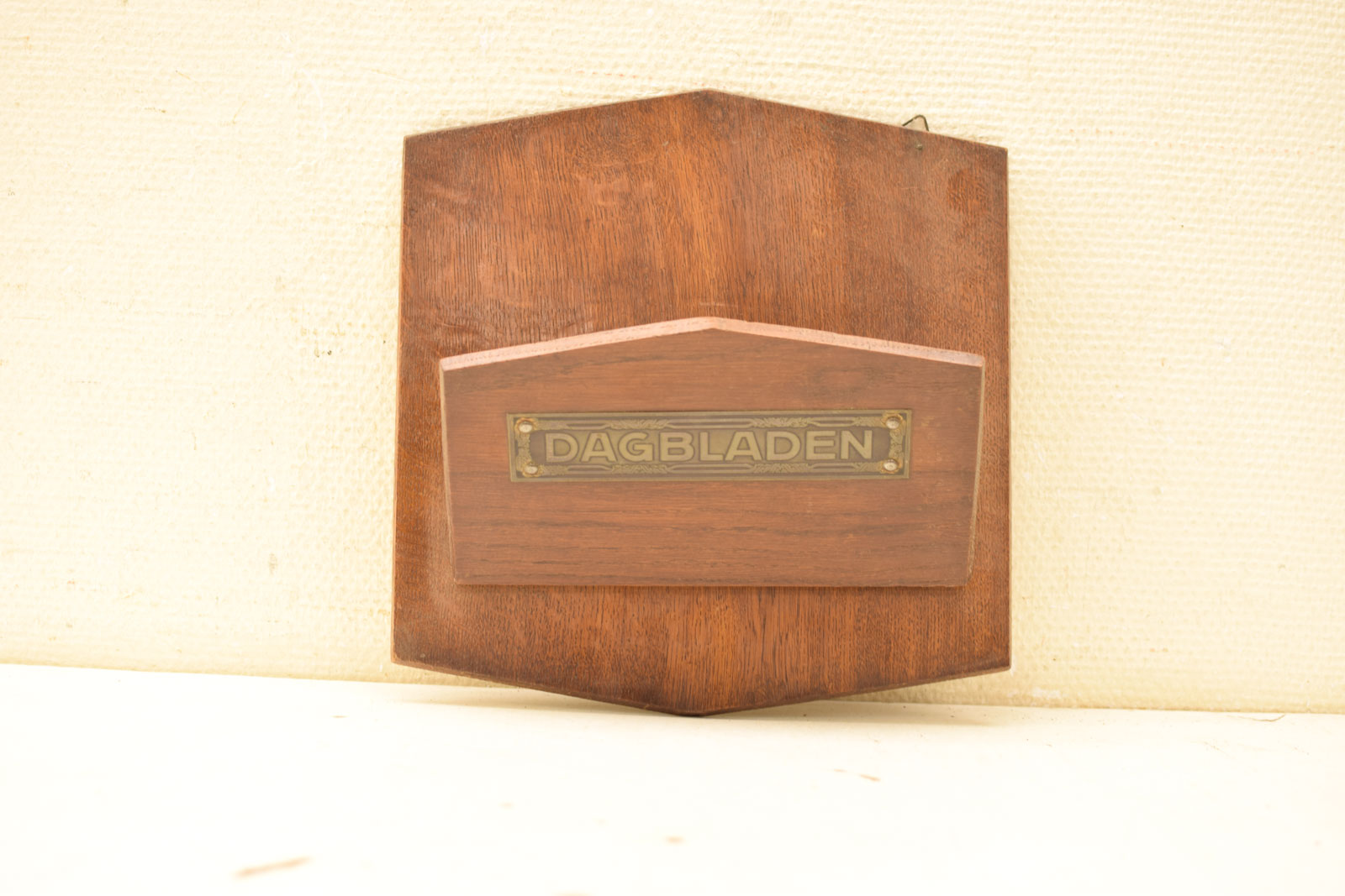 Houten dagbladhouder voor aan de muur  46302