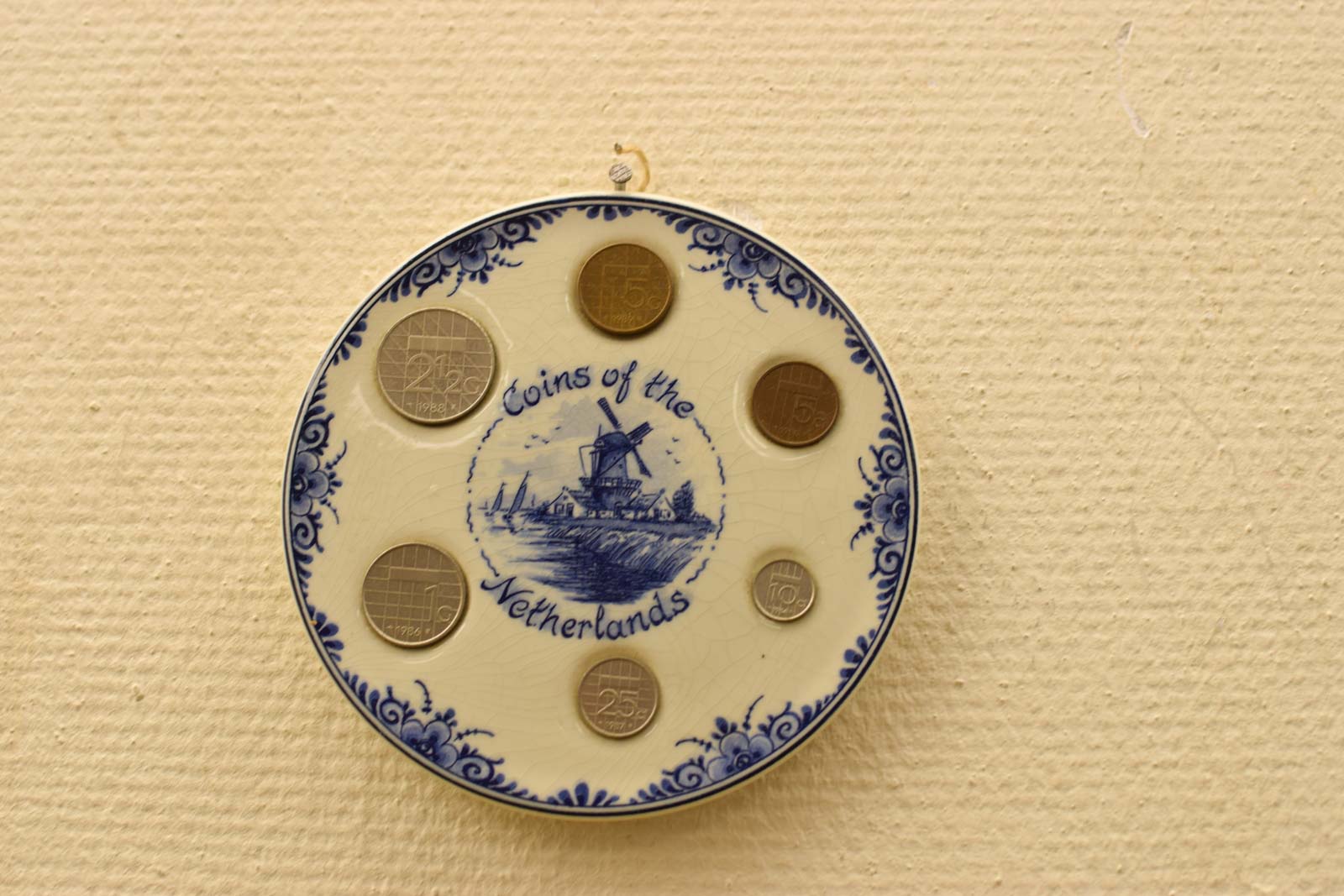 Delft Blue porseleinen wandbord met nederlandse munt  46339