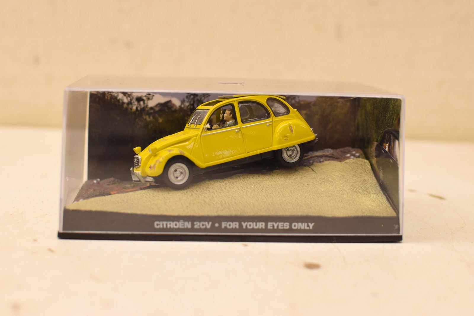 007 Citroen 2cv for your eyes only  46351