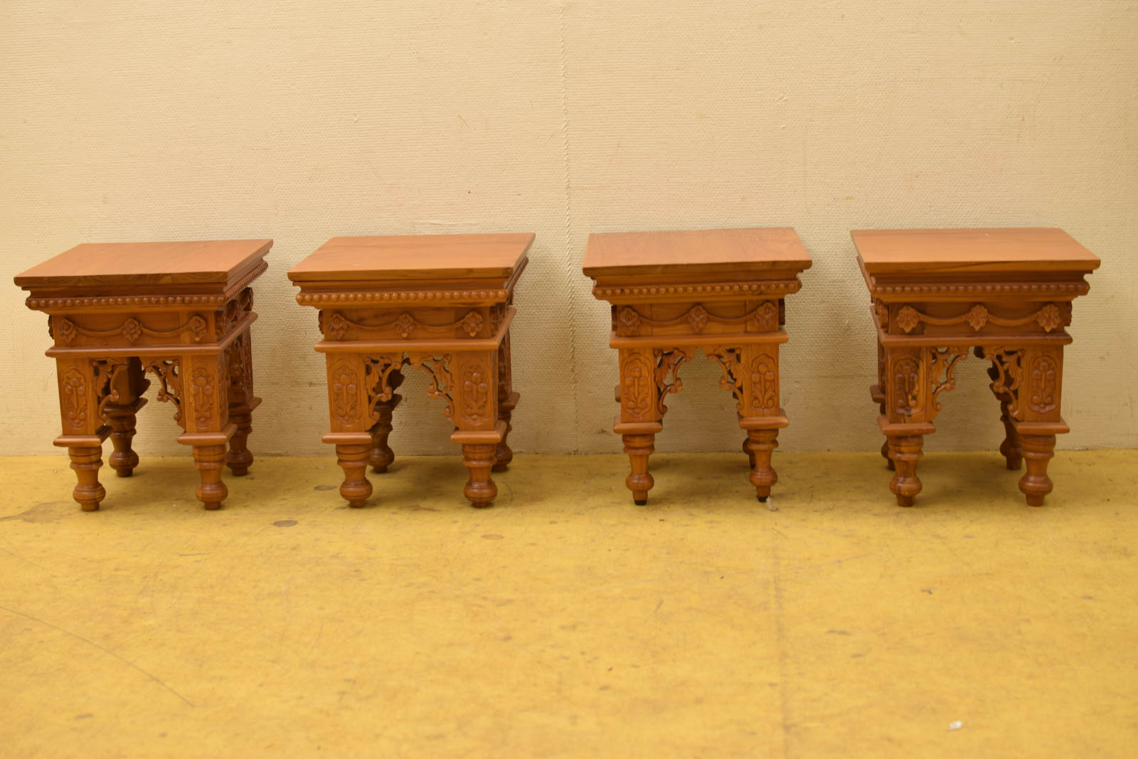 4 Stuks Houten Bijzettafeltjes  46375