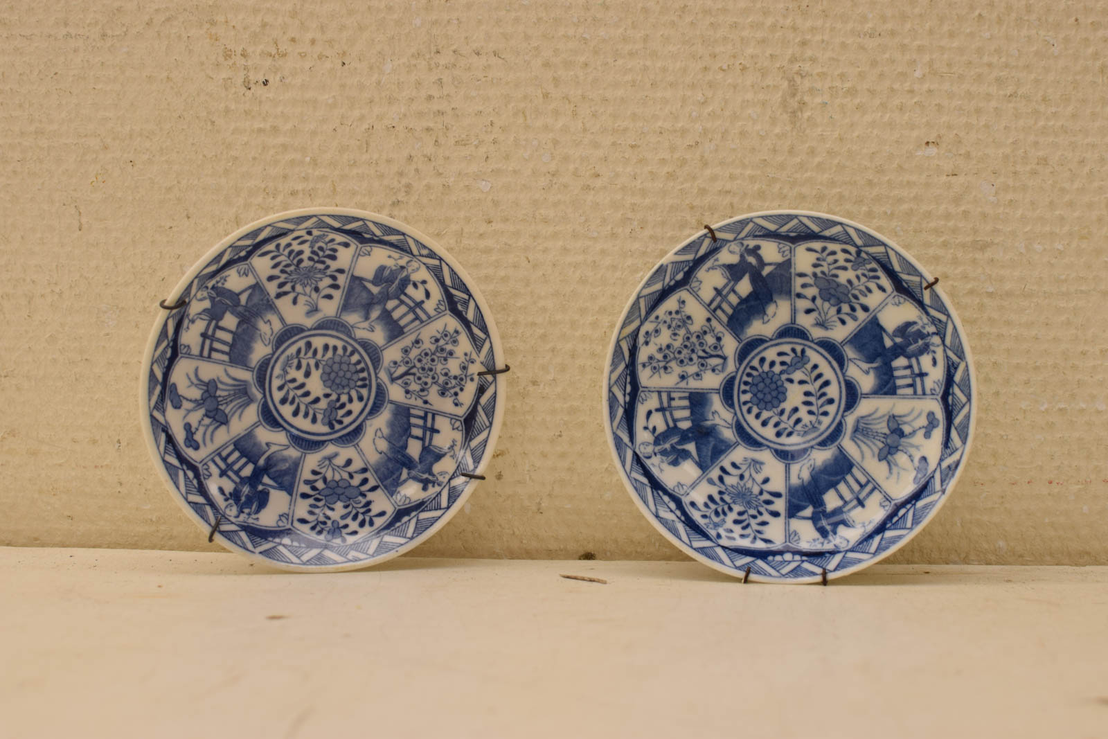 2 stuks porseleinen wandbordjes  46428