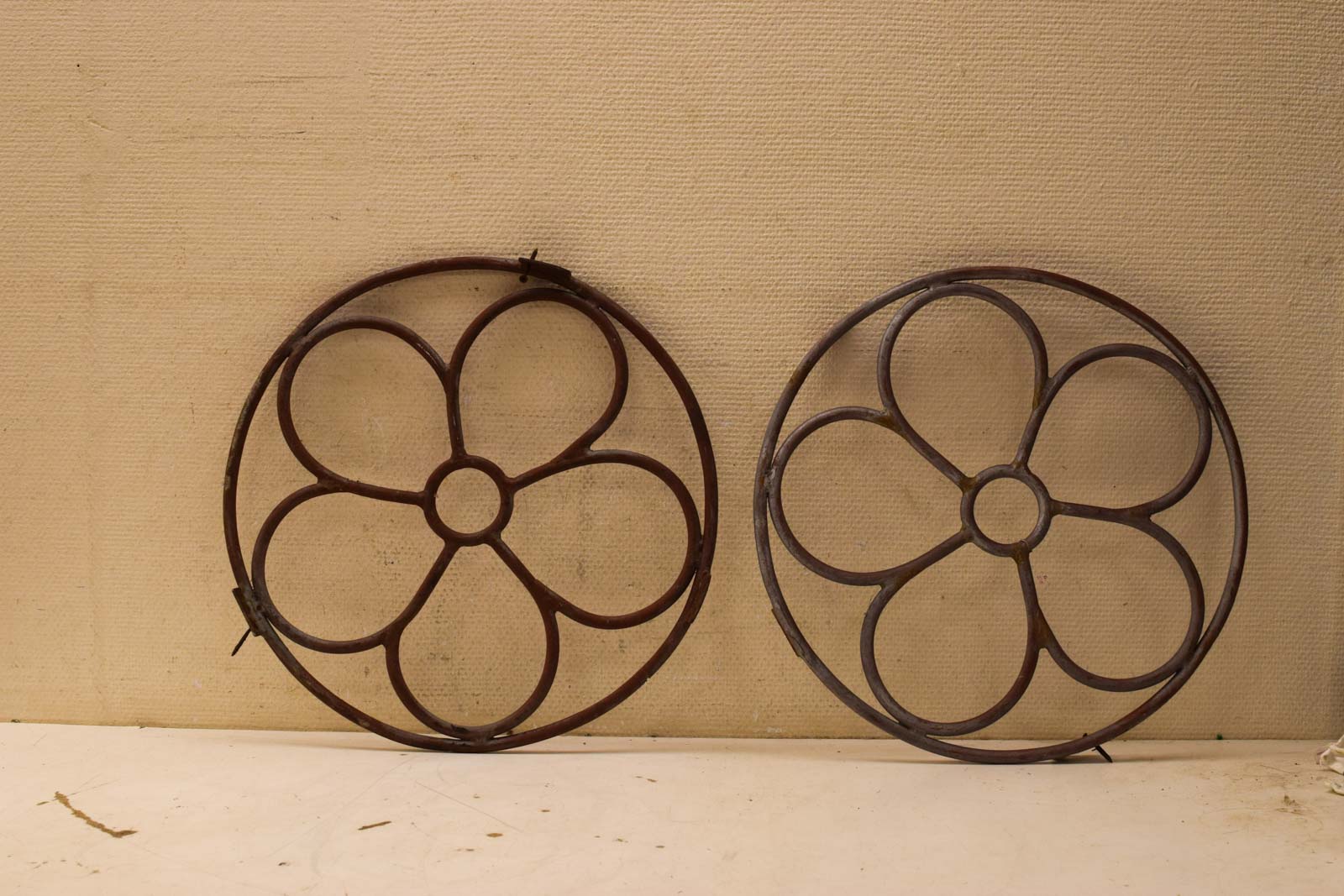 2 stuks ronde voorzetramen  46609