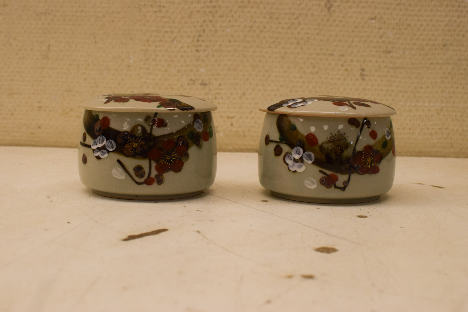 2 stuks porseleinen schaaltjes met deksel  46635