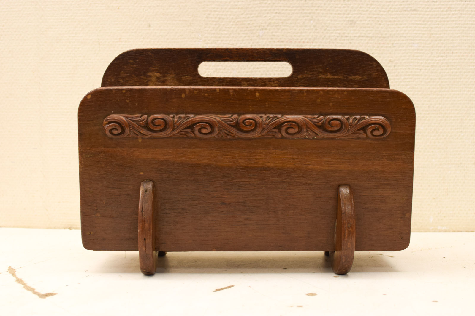 Houten lektuur/krantenbak 46645