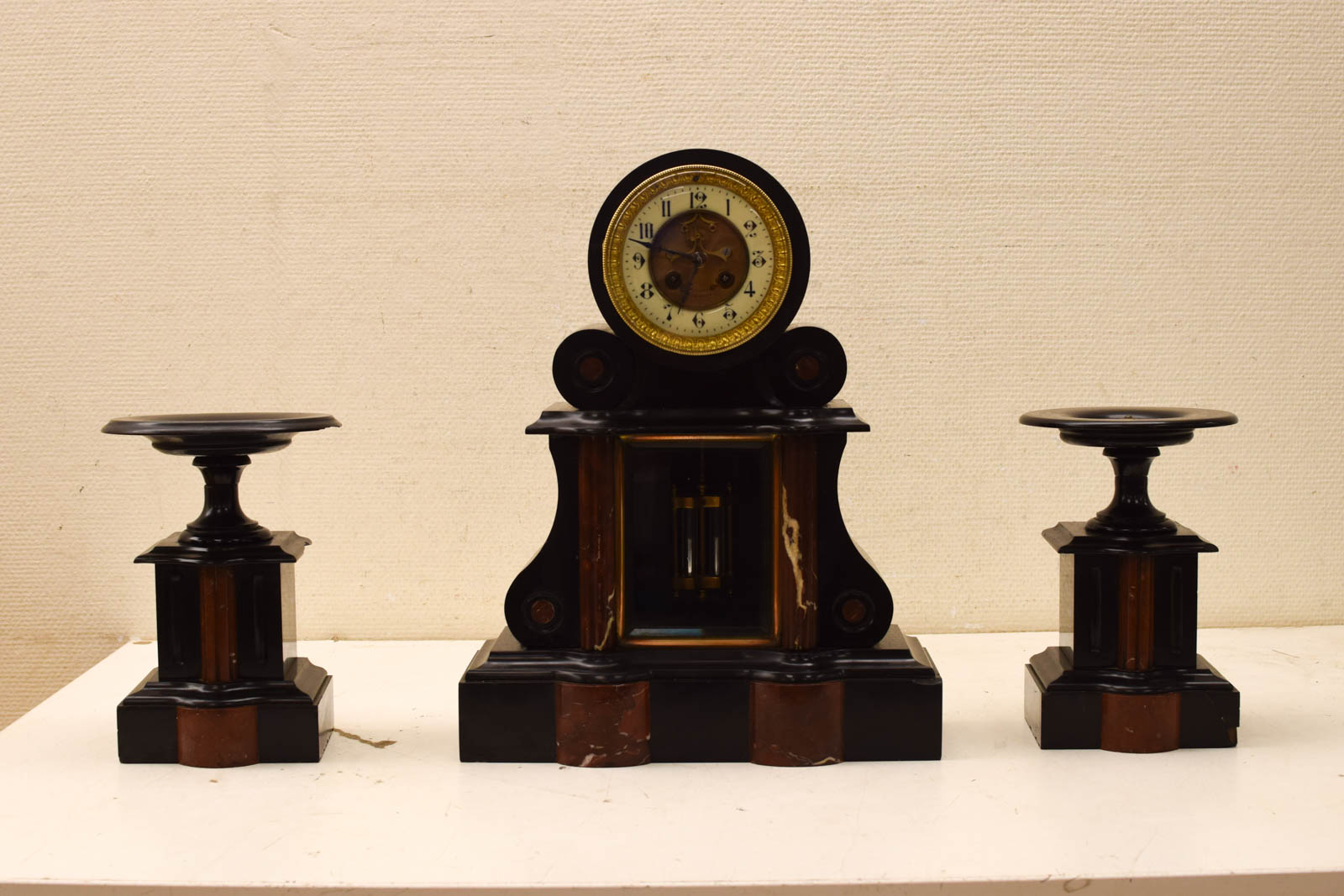 Marmeren schouwklok met 2 stuks kandelaar  46685