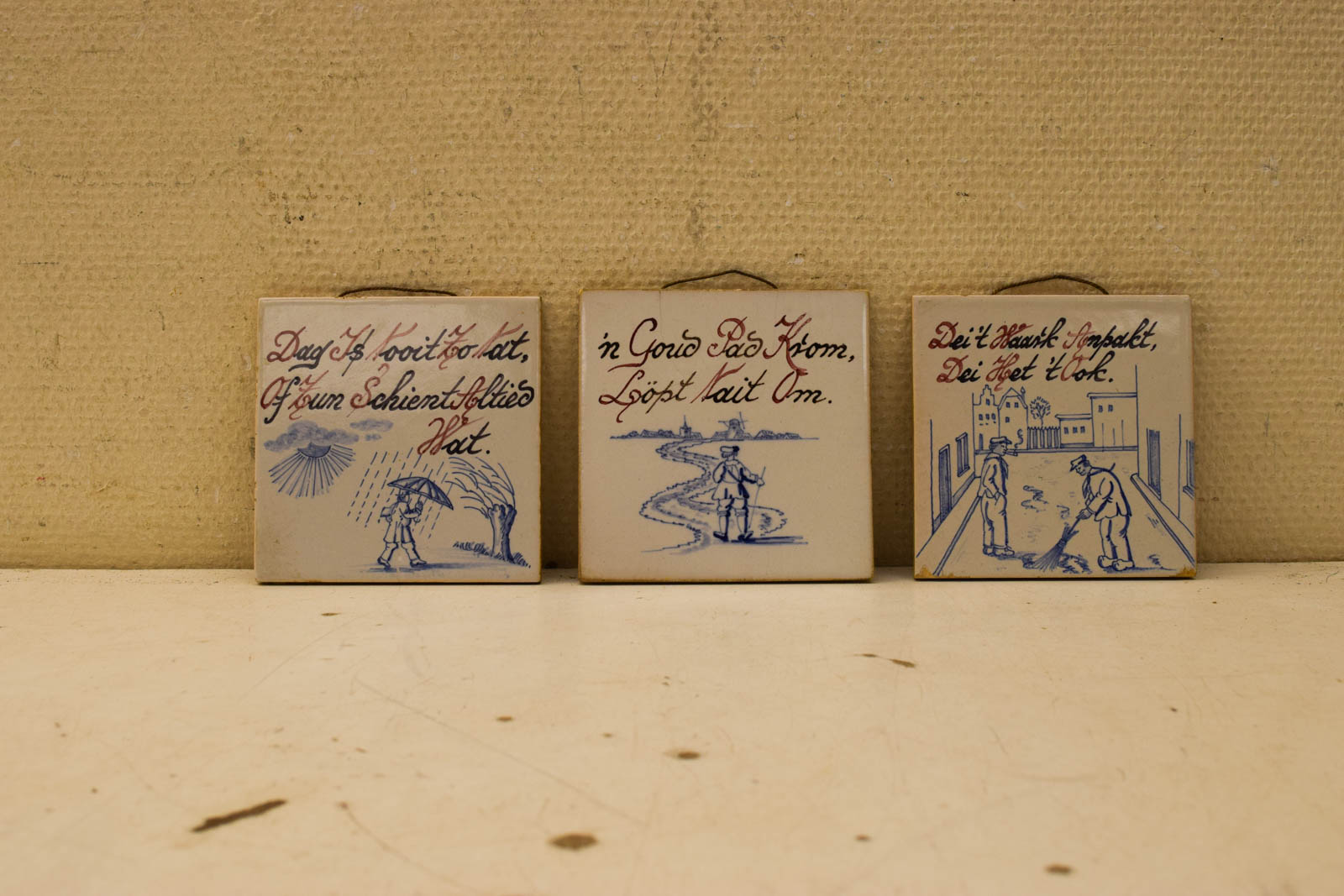 3 stuks wandtegels met tekst  46687