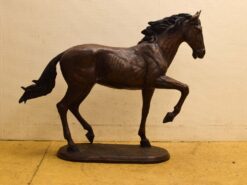 Groot realistisch paardenbeeld in bronze-look op ovale sokkel