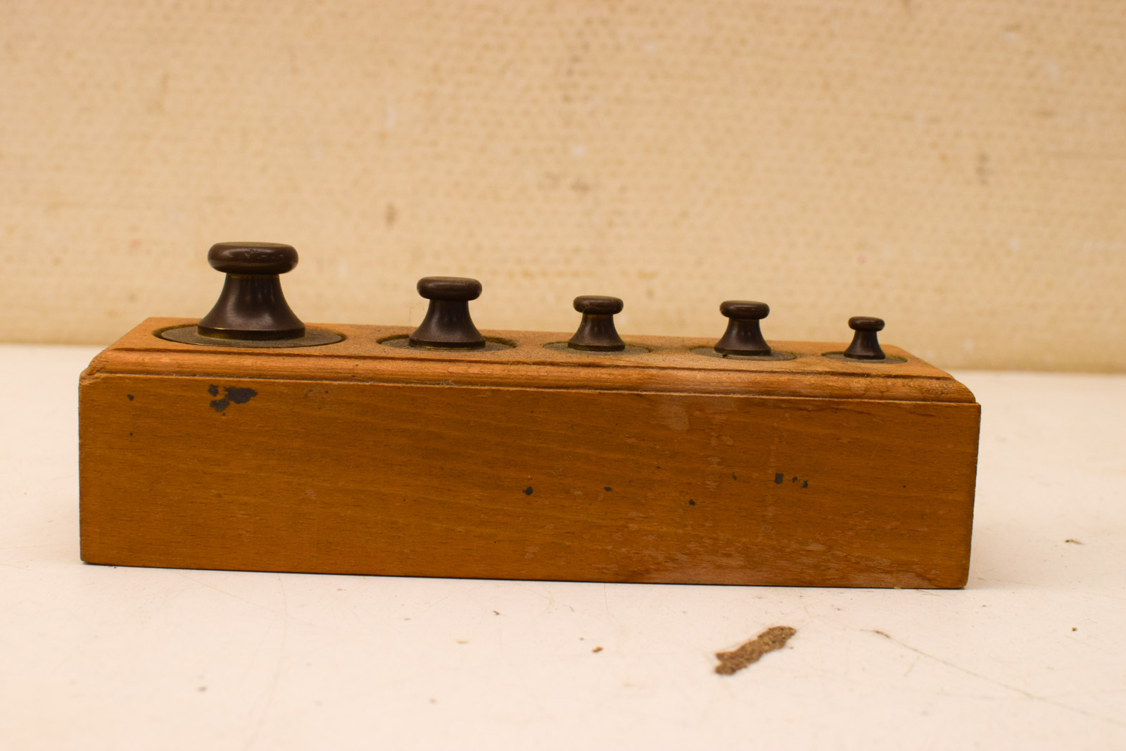 antiek Set gewichten in houten blok  46782