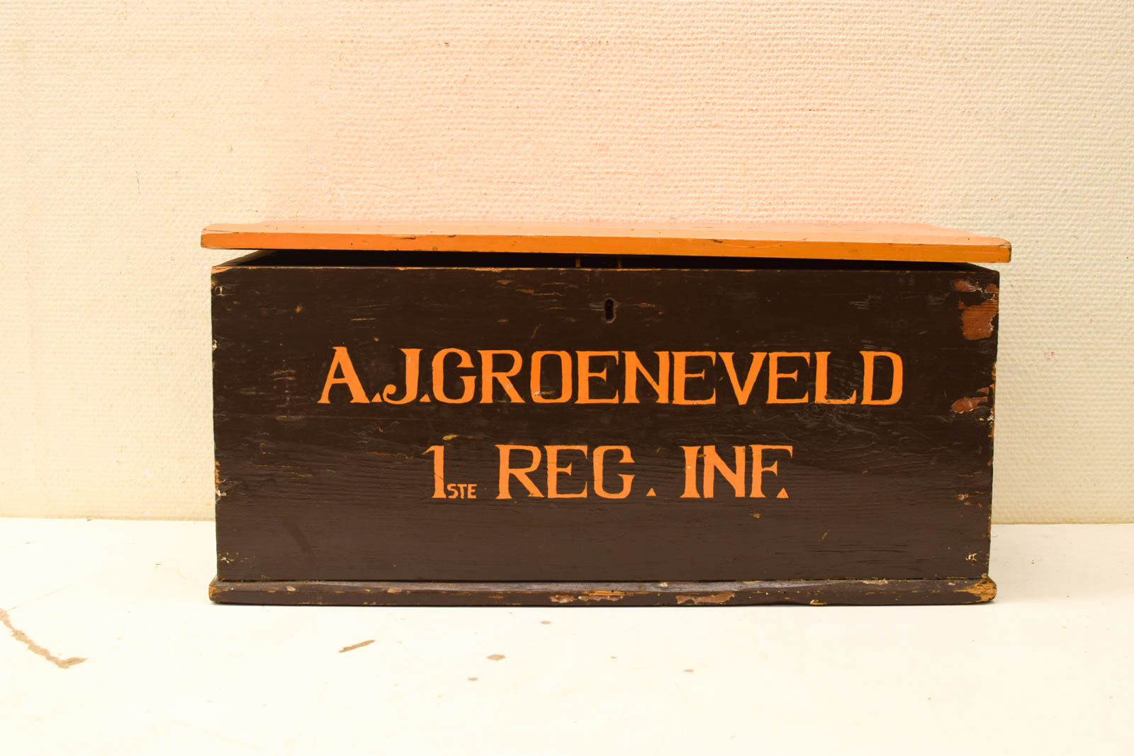 Kist met tekst  A J Groeneveld  1ste reg Inf 46962
