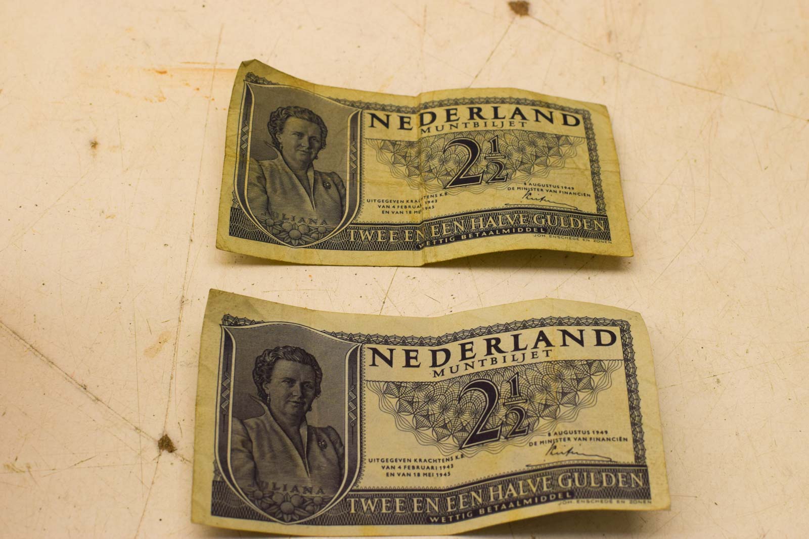 2 stuks Nederland Muntbiljet  twee en een halve gulden  46996