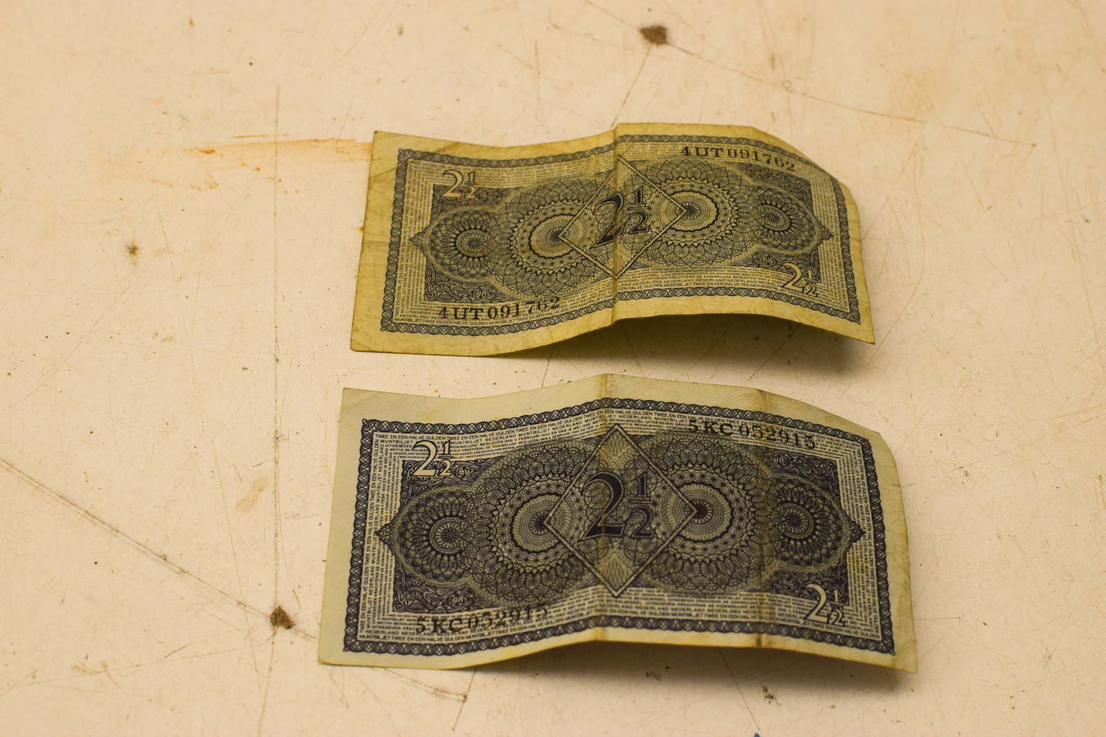 Alternative view of 2 stuks Nederland Muntbiljet  twee en een halve gulden  46996