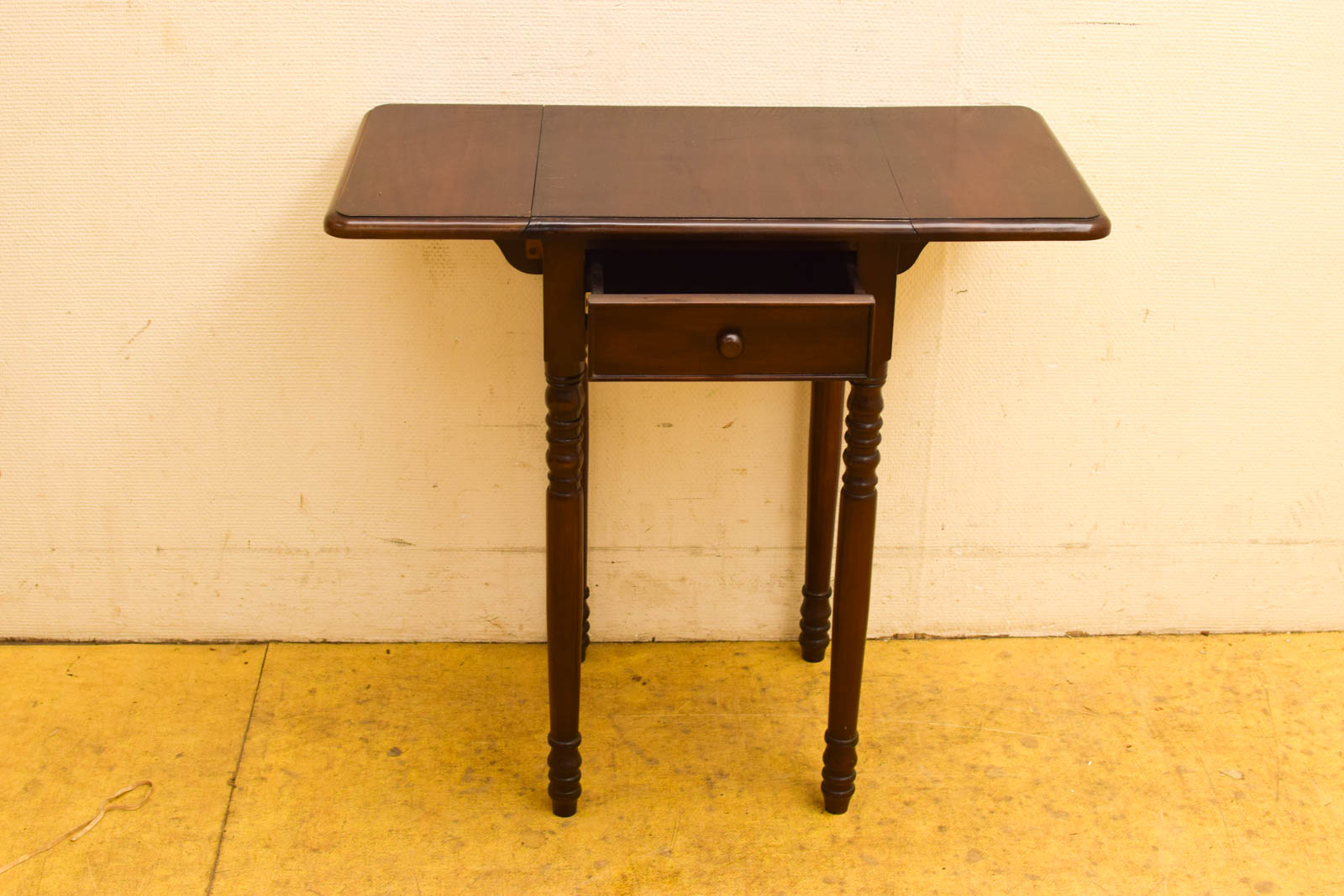 Alternative view of Side table 47043