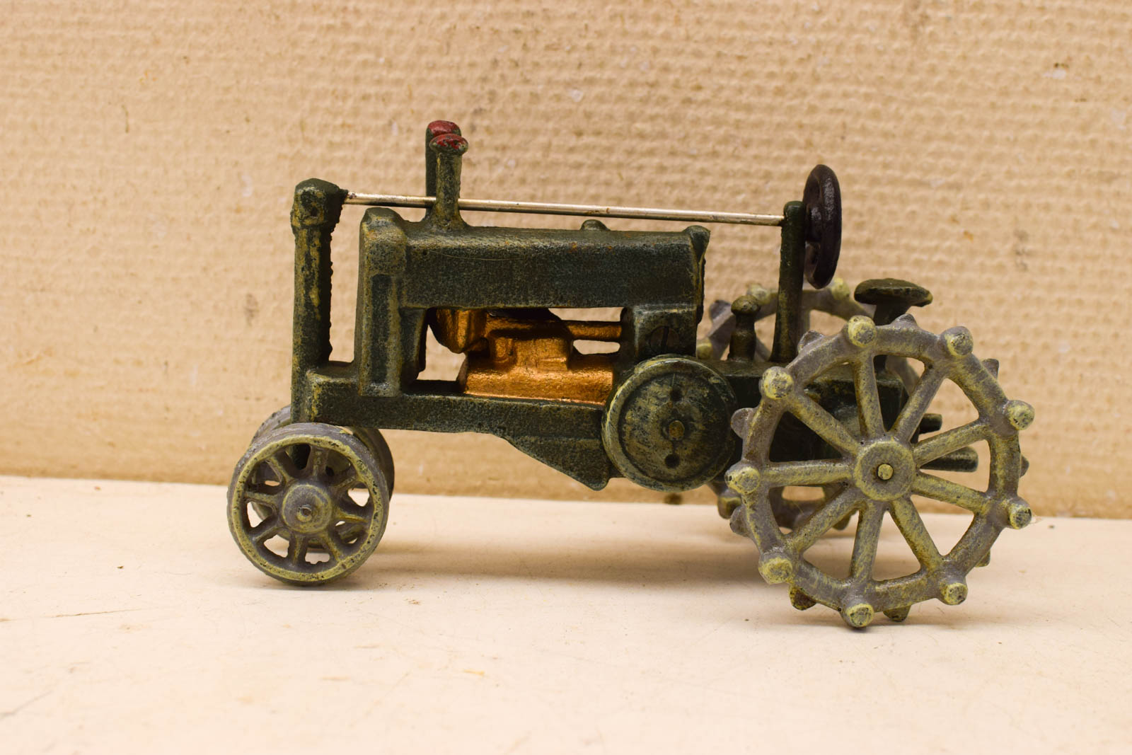 Gietijzeren beeldje van een tractor 47059