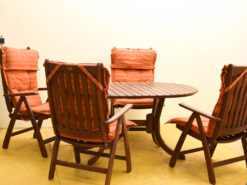 Hartman Mesch Selection 5-delige tuinset met ovale houten tafel en vier verstelbare klapstoelen met oranje kussens.