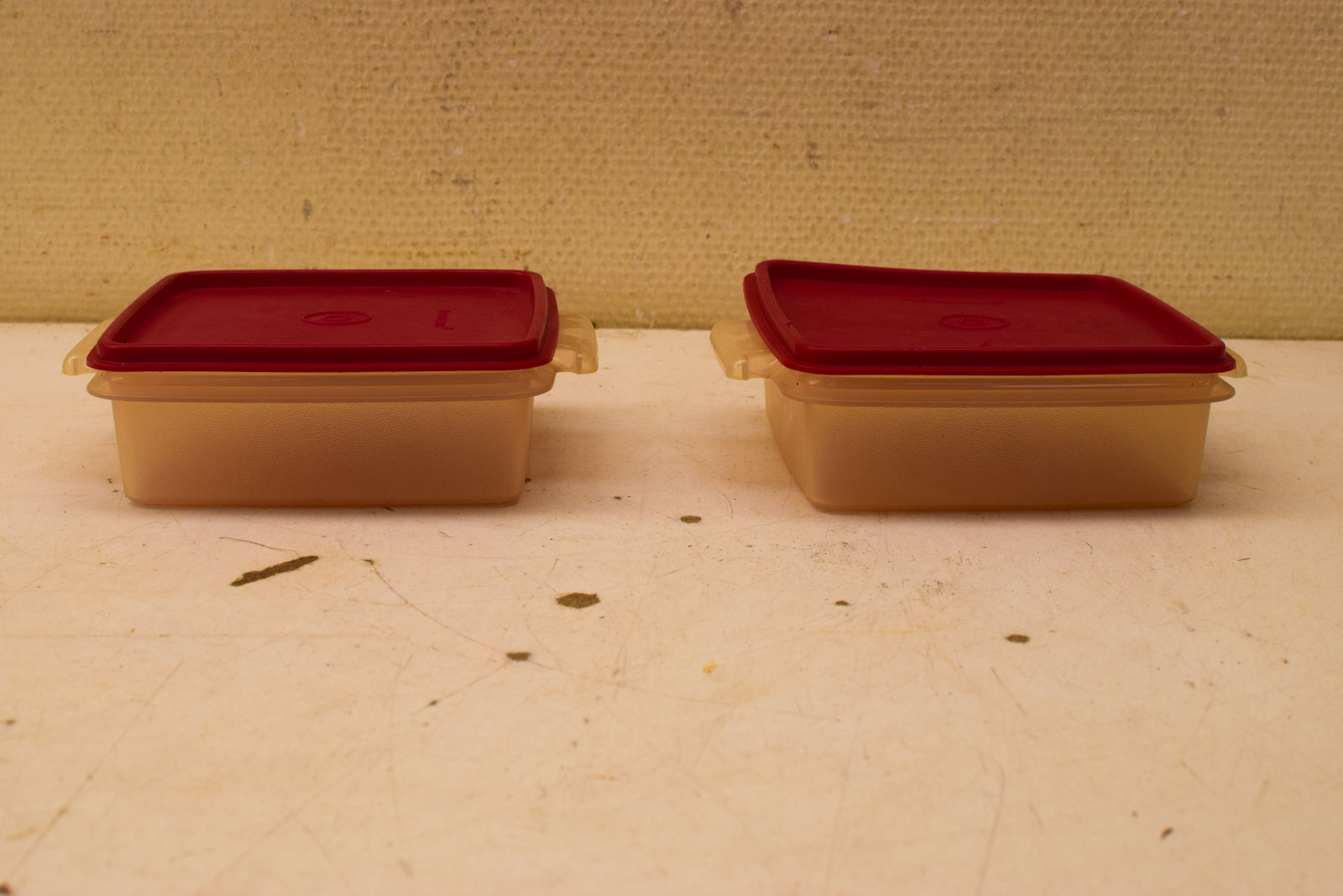 2 stuks Tupperware bakjes  47153