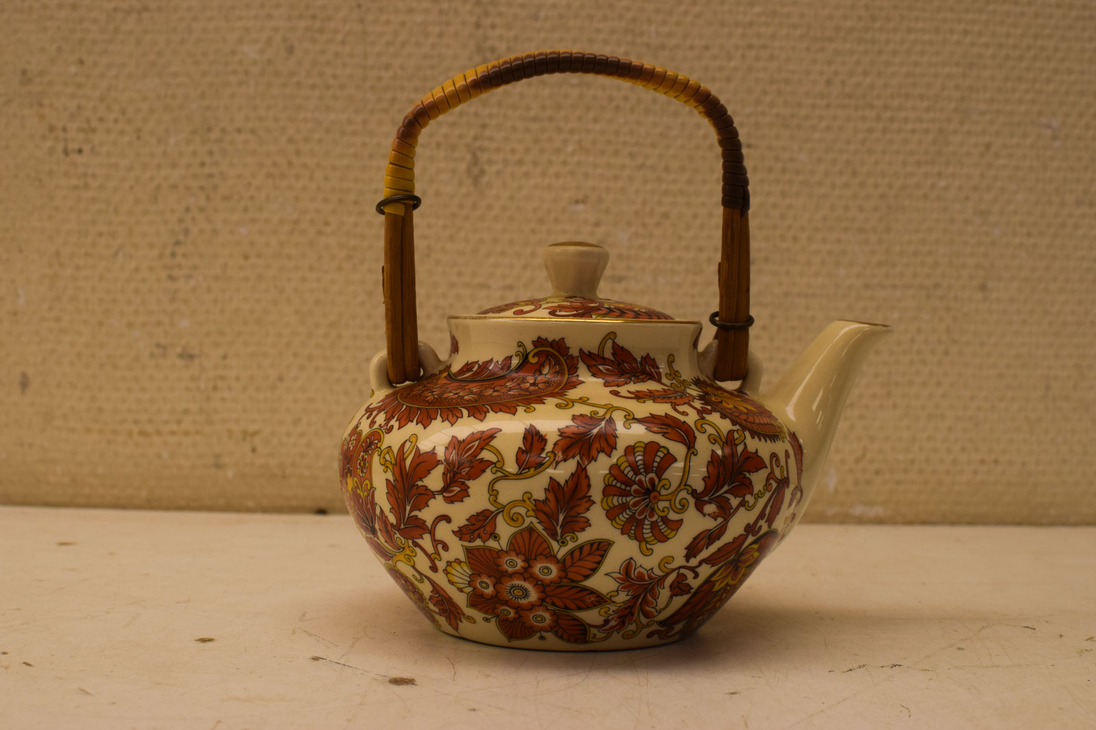 Porseleinen Theepot met rieten hengsel  47242