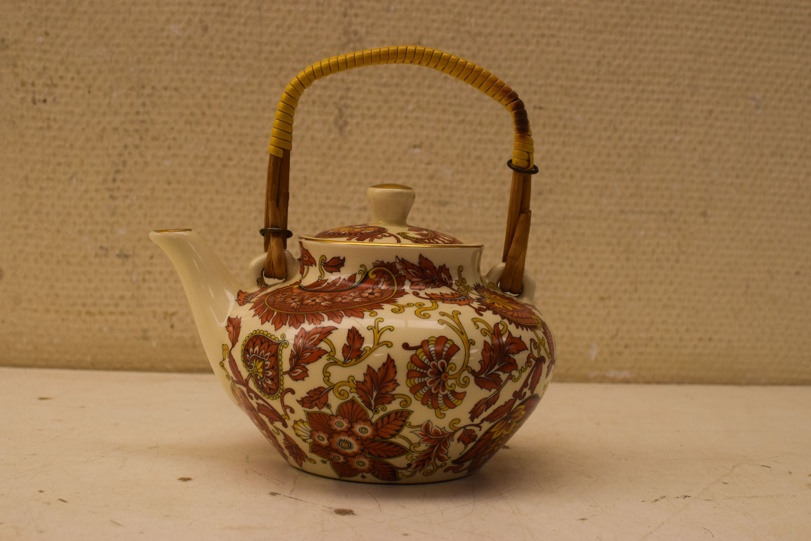 Alternative view of Porseleinen Theepot met rieten hengsel  47242