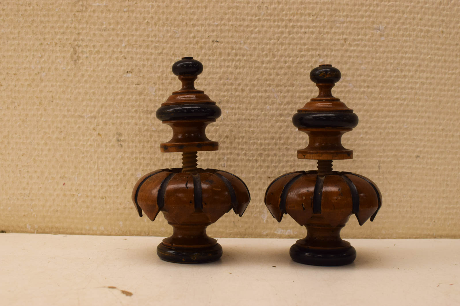 2 stuks  Houten decoratie voor op een kast  47391