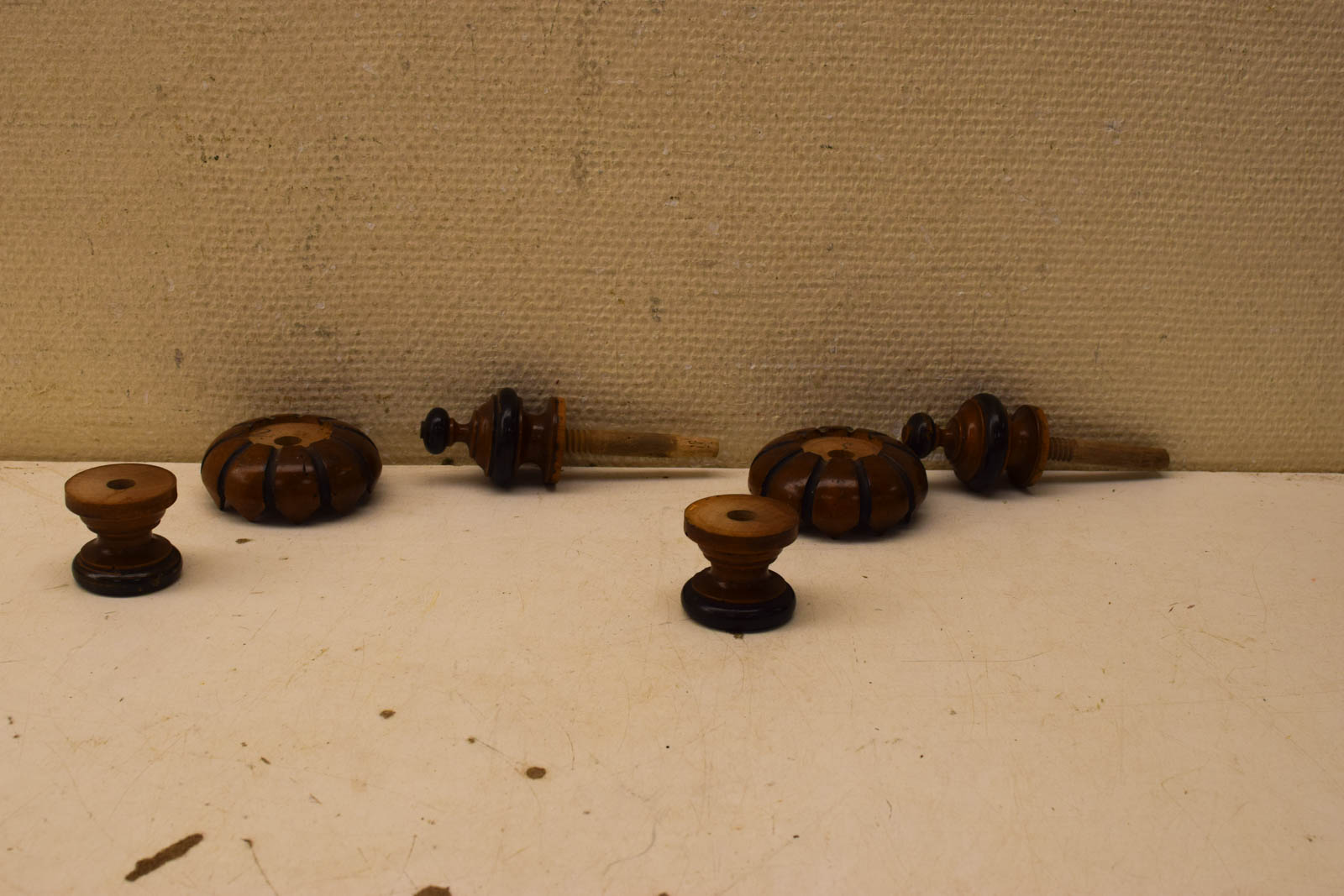 Alternative view of 2 stuks  Houten decoratie voor op een kast  47391